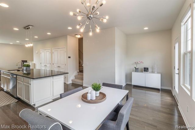 333 Glenhurst Boulevard 9, Rochester Hills, MI 48307