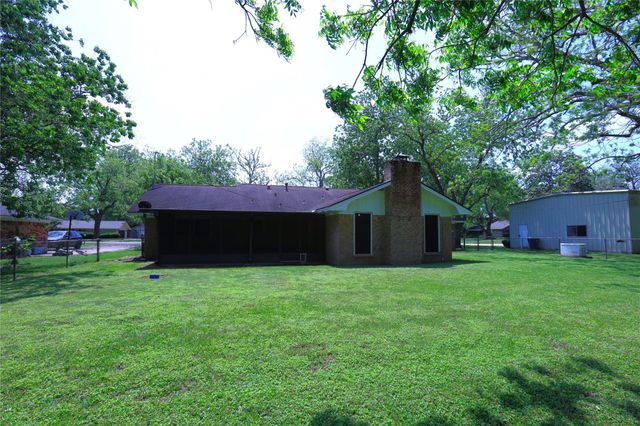 115 Irwin Road, West Columbia, TX 77486