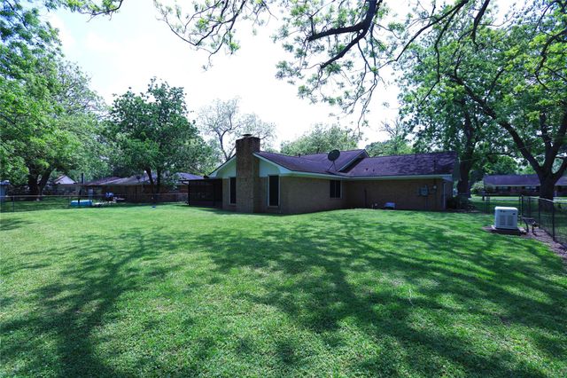 115 Irwin Road, West Columbia, TX 77486