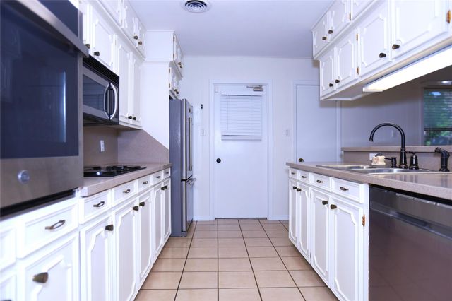 115 Irwin Road, West Columbia, TX 77486
