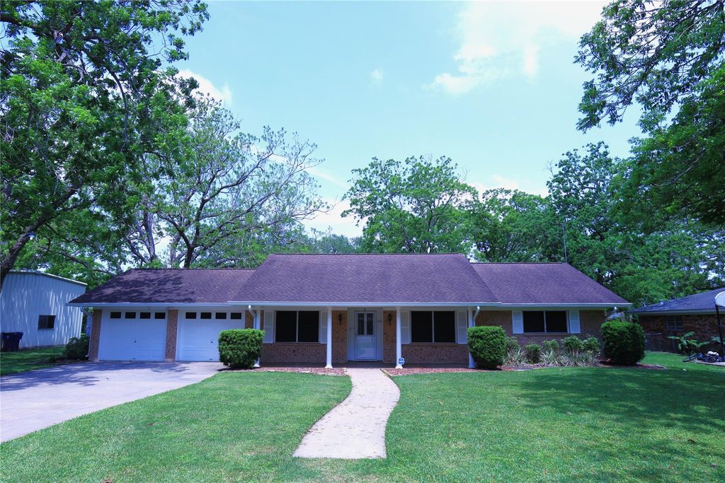 115 Irwin Road, West Columbia, TX 77486