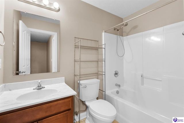 205 Creekvale Court, Vine Grove, KY 40175