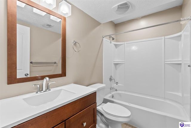 205 Creekvale Court, Vine Grove, KY 40175