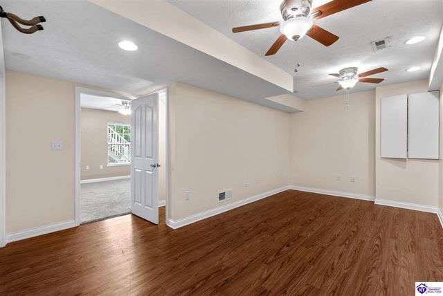 205 Creekvale Court, Vine Grove, KY 40175