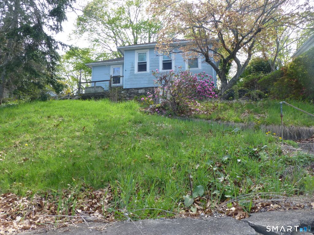 240 Vauxhall Street, New London, CT 06320