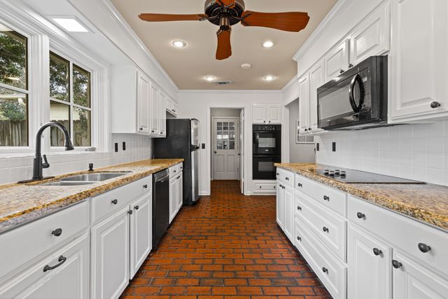 455 Country Place, Longview, TX 75605