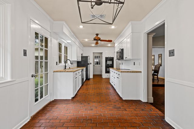 455 Country Place, Longview, TX 75605