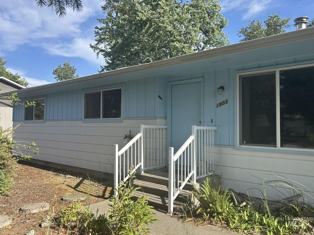 1903 E E Street, Moscow, ID 83843
