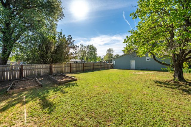2976 West Way, Redding, CA 96002