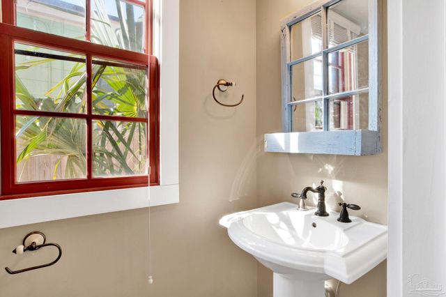 105 S Florida Blanca St, Pensacola, FL 32502