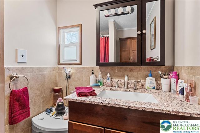 1 Woodsdale Court, Moore Twp, PA 18014