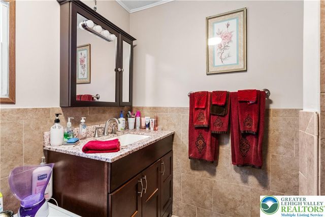 1 Woodsdale Court, Moore Twp, PA 18014