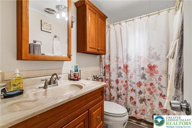 1 Woodsdale Court, Moore Twp, PA 18014
