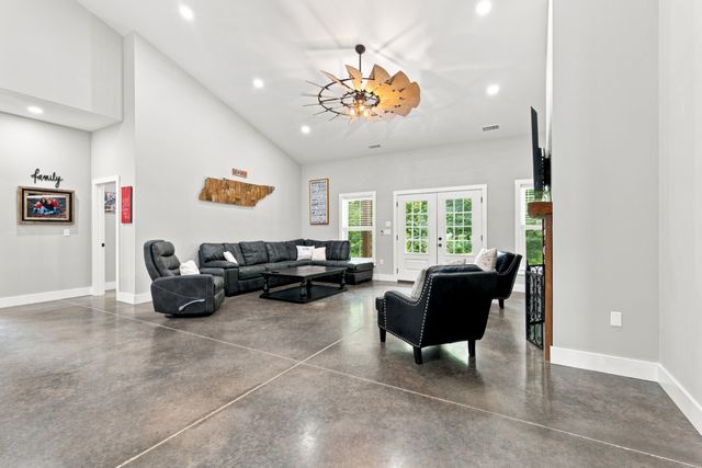 594 Highway 100, Centerville, TN 37033