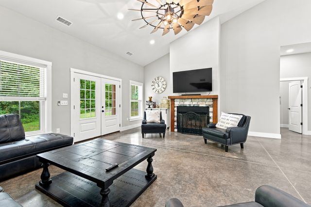 594 Highway 100, Centerville, TN 37033