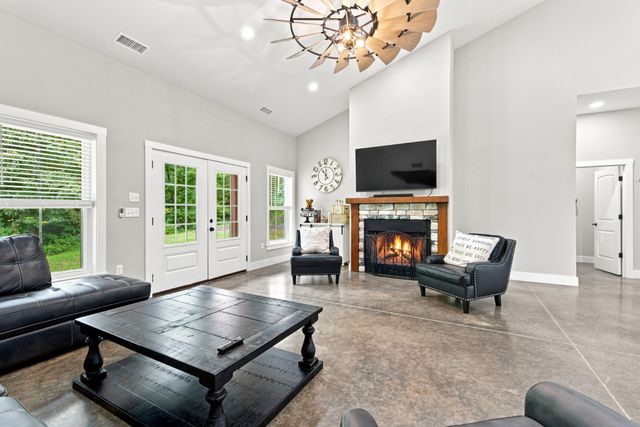 594 Highway 100, Centerville, TN 37033