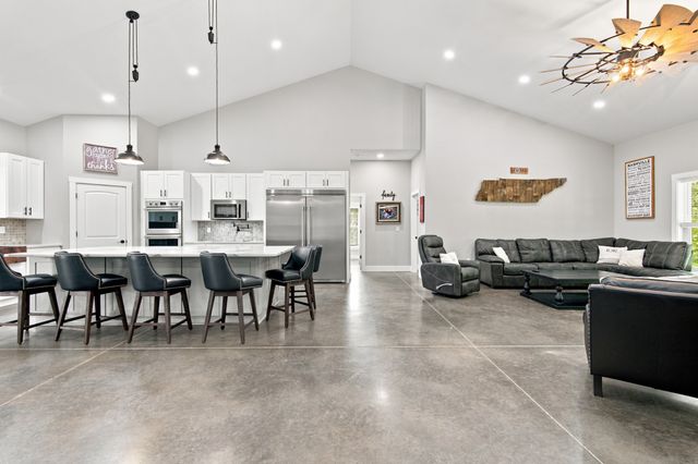 594 Highway 100, Centerville, TN 37033