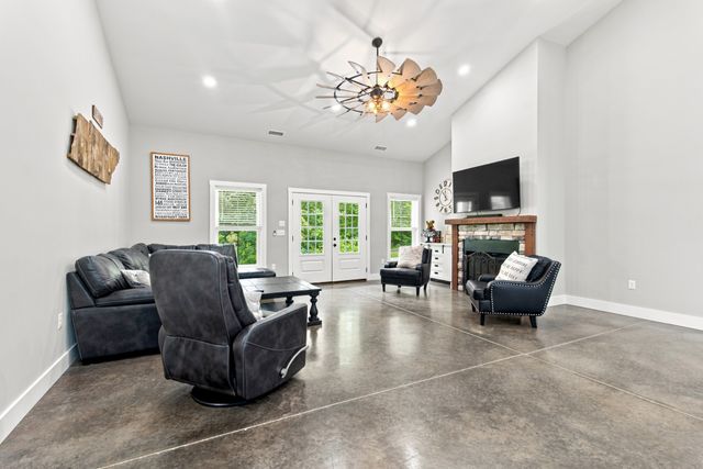 594 Highway 100, Centerville, TN 37033