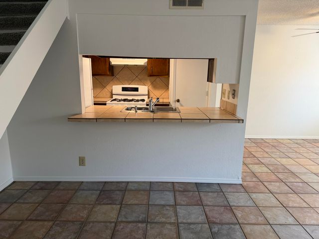12008 Stilwell Drive NE APT B, Albuquerque, NM 87112