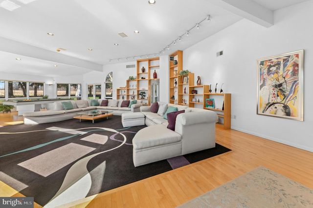 2334 RIVERBEND RD, Allentown, PA 18103