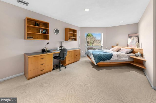 2334 RIVERBEND RD, Allentown, PA 18103