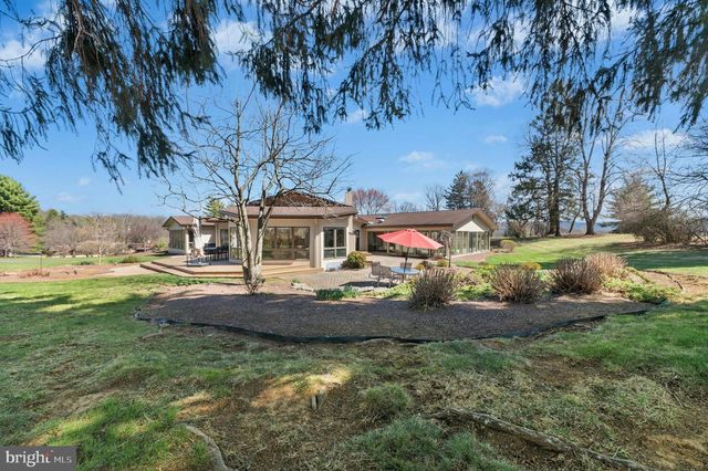 2334 RIVERBEND RD, Allentown, PA 18103