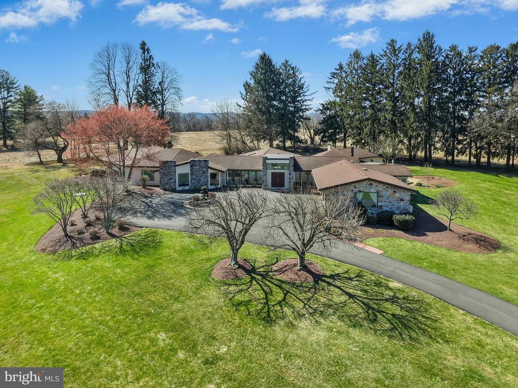 2334 RIVERBEND RD, Allentown, PA 18103