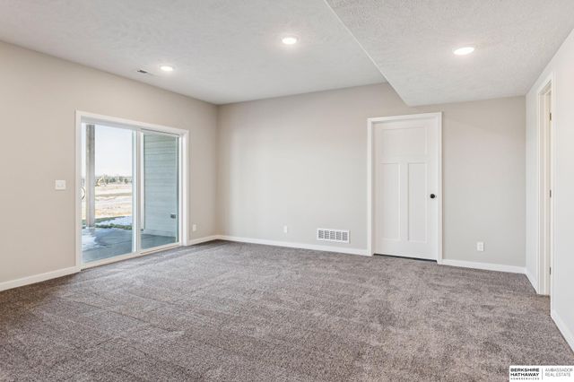 11015 N 159th Avenue, Bennington, NE 68007