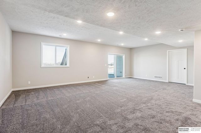 11015 N 159th Avenue, Bennington, NE 68007