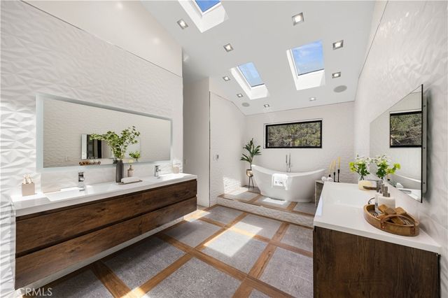6358 La Rocha, Los Angeles, CA 90068