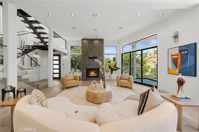 6358 La Rocha, Los Angeles, CA 90068