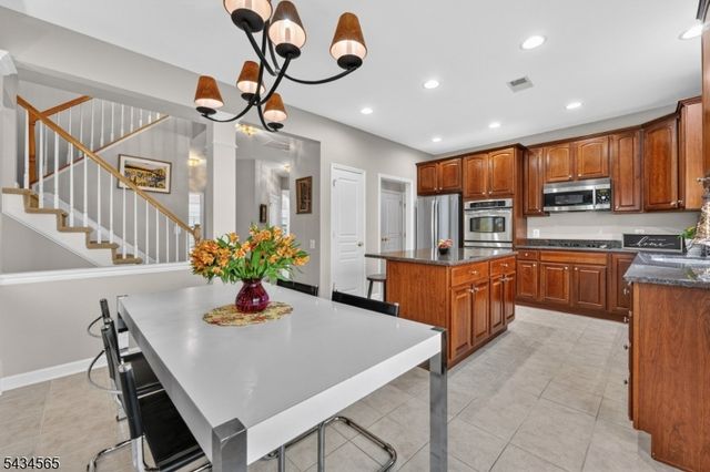 717 Thistle Hill Ln, Franklin Twp., NJ 08873
