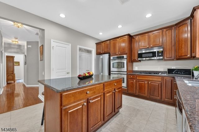 717 Thistle Hill Ln, Franklin Twp., NJ 08873