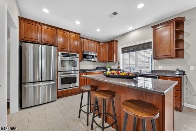 717 Thistle Hill Ln, Franklin Twp., NJ 08873