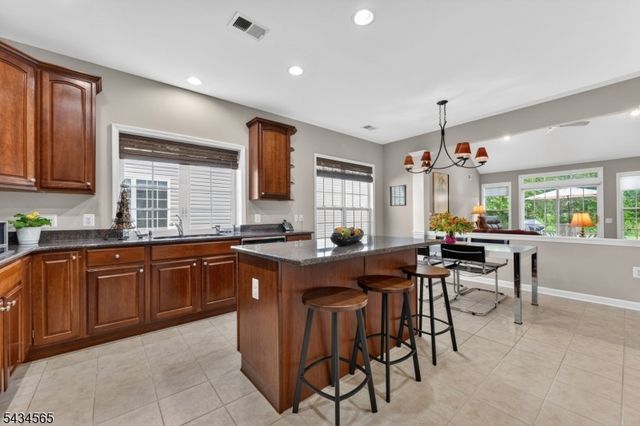 717 Thistle Hill Ln, Franklin Twp., NJ 08873