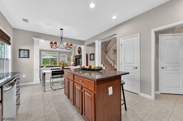 717 Thistle Hill Ln, Franklin Twp., NJ 08873