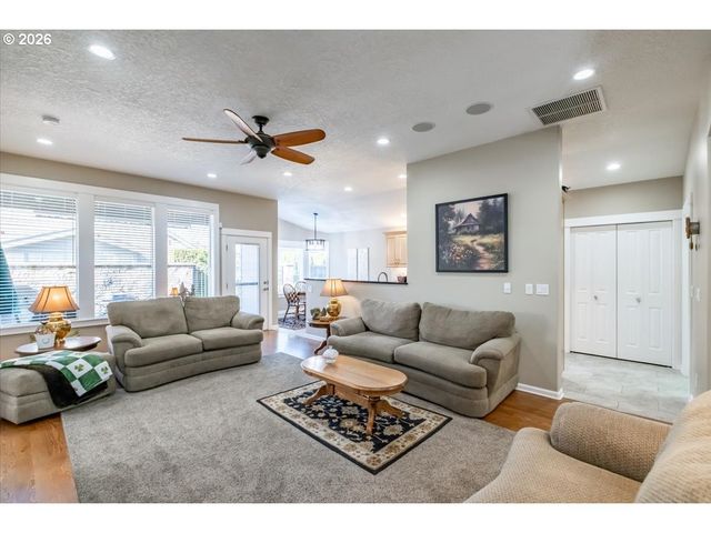 745 Se GLENDOVER Ln, Dallas, OR 97338