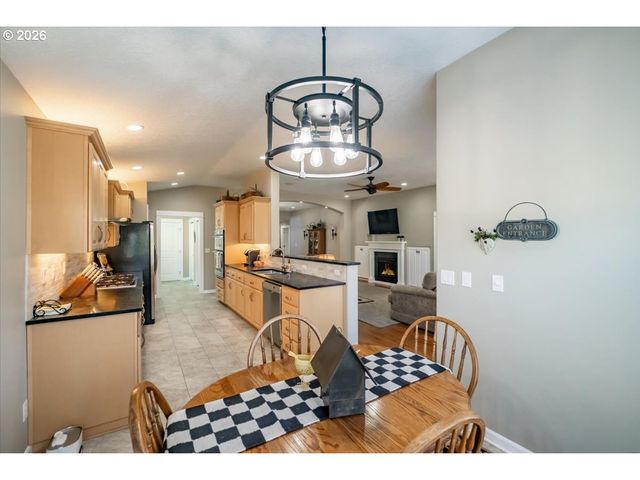 745 Se GLENDOVER Ln, Dallas, OR 97338