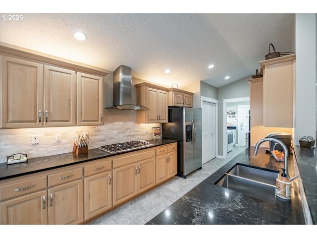 745 Se GLENDOVER Ln, Dallas, OR 97338