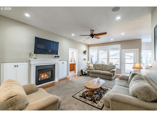 745 Se GLENDOVER Ln, Dallas, OR 97338