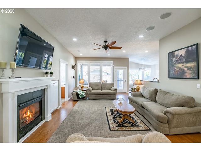 745 Se GLENDOVER Ln, Dallas, OR 97338