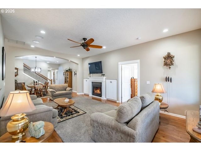 745 Se GLENDOVER Ln, Dallas, OR 97338