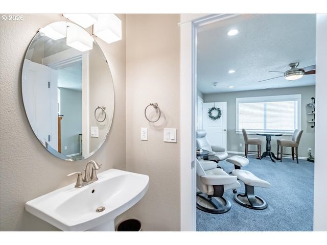 745 Se GLENDOVER Ln, Dallas, OR 97338