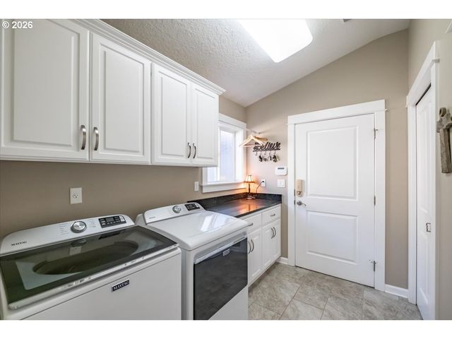 745 Se GLENDOVER Ln, Dallas, OR 97338