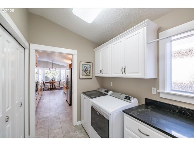 745 Se GLENDOVER Ln, Dallas, OR 97338