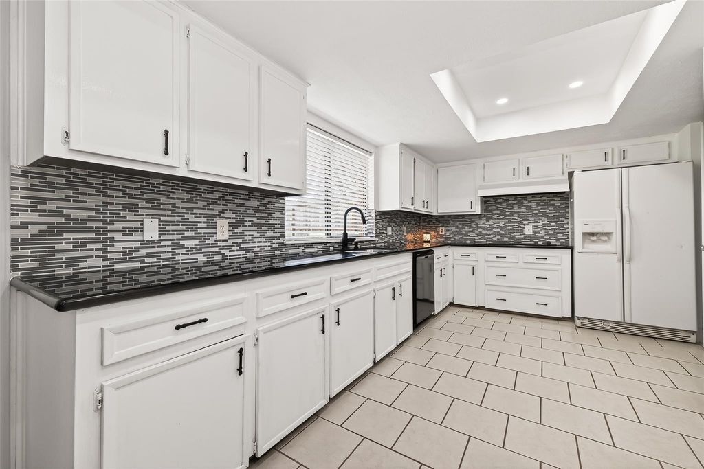 3031 Shawnee Drive, Sugar Land, TX 77479