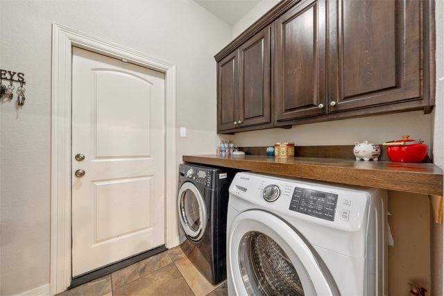 380 N Quail Run Drive, West, TX 76691