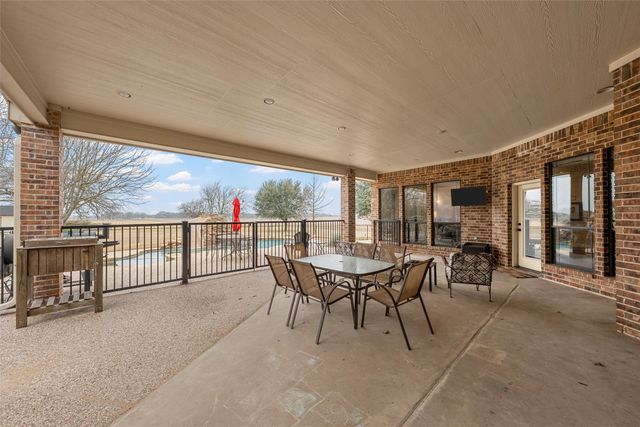 380 N Quail Run Drive, West, TX 76691