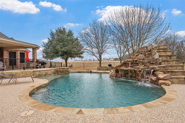 380 N Quail Run Drive, West, TX 76691