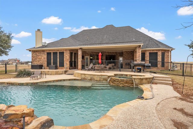 380 N Quail Run Drive, West, TX 76691